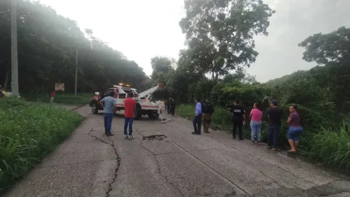 auto-compacto-vuelca-en-jaltocan